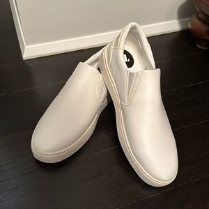Thousand Fell women’s slip on sneaker size 8 New never worn - Color White